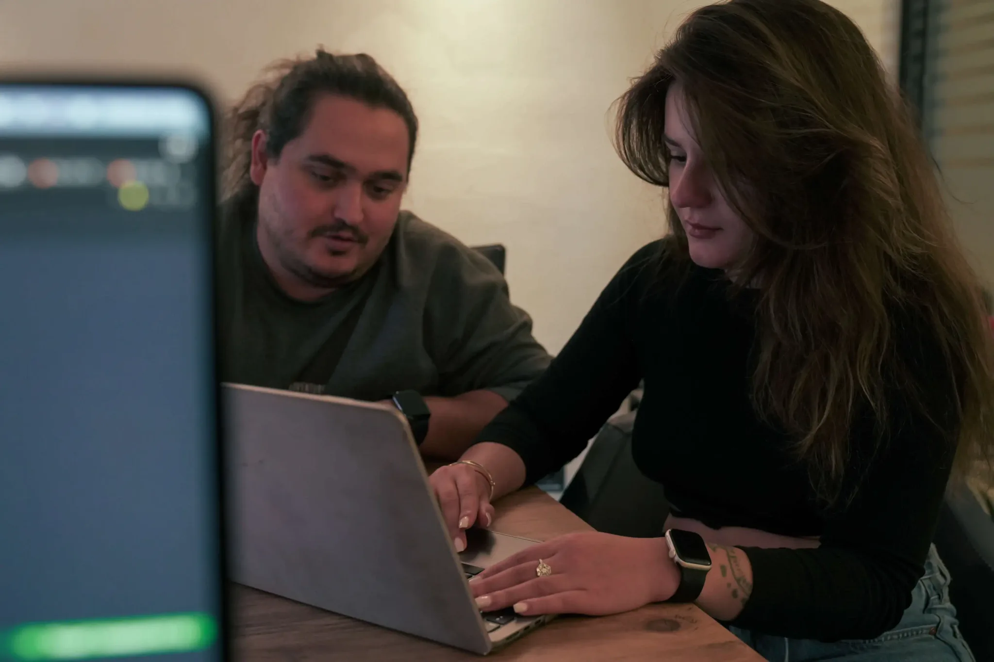 Neon Apps ekibi bir web uygulama projesi üzerinde iş birliği yapıyor