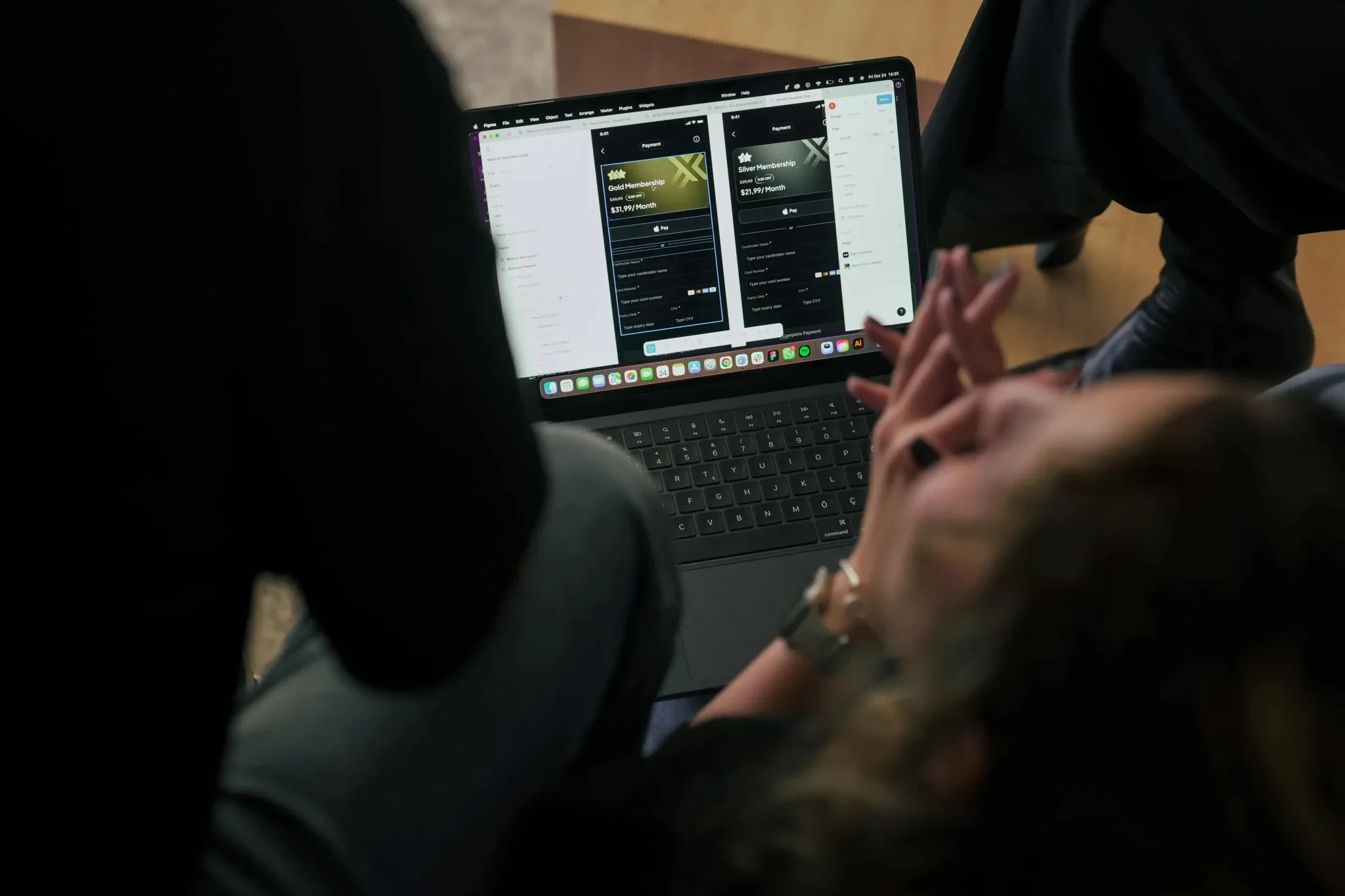 Neon Apps ofisinde MacBook'ta Swift kodu yazan iOS geliştiricisi