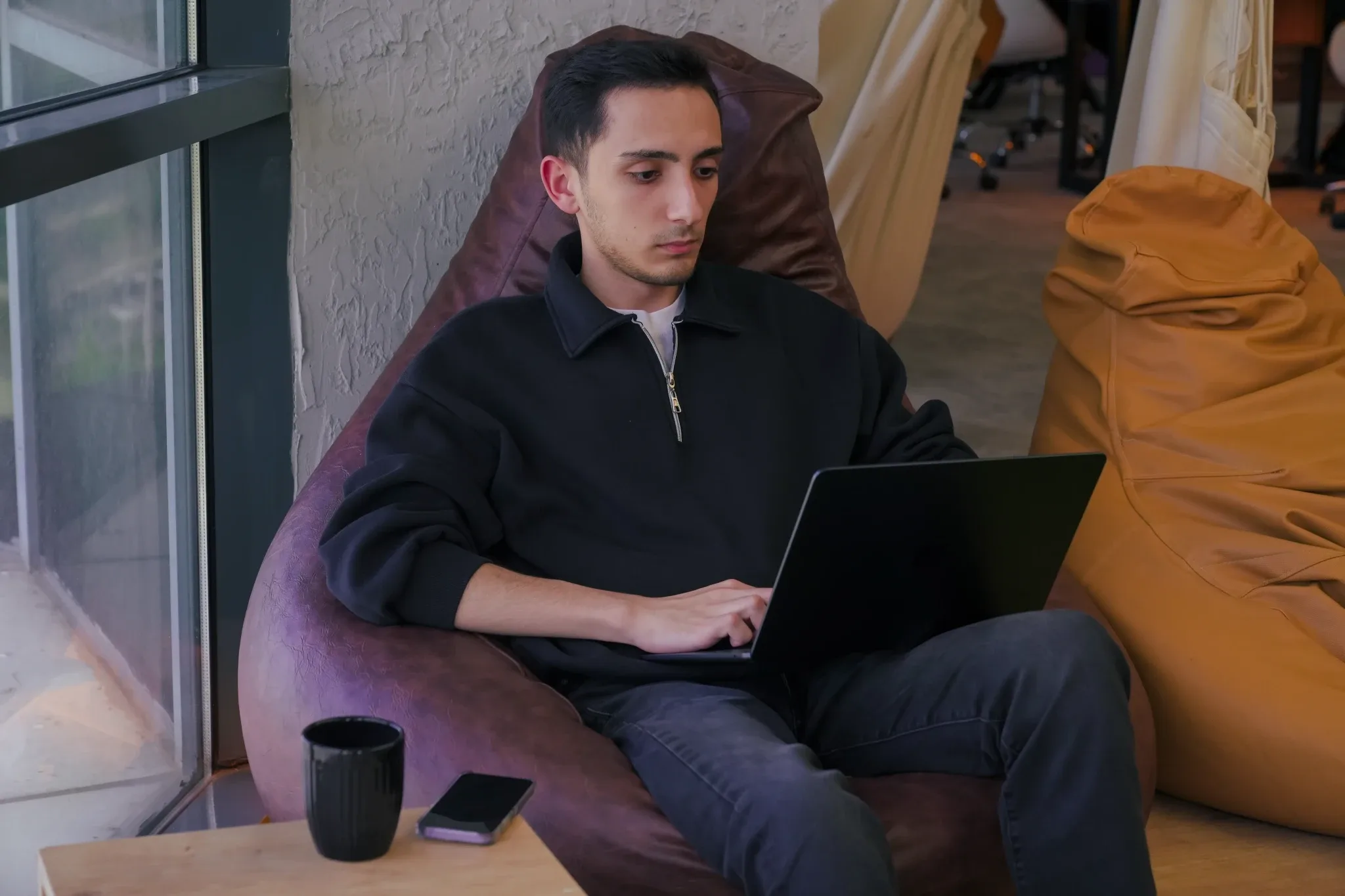 Bulut mühendisi Neon Apps ofisinde AWS altyapısını yapılandırıyor