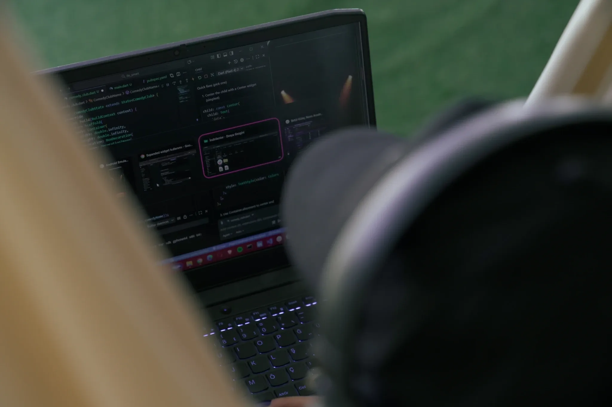 Neon Apps ofisinde bir Next.js web uygulaması geliştiren geliştirici