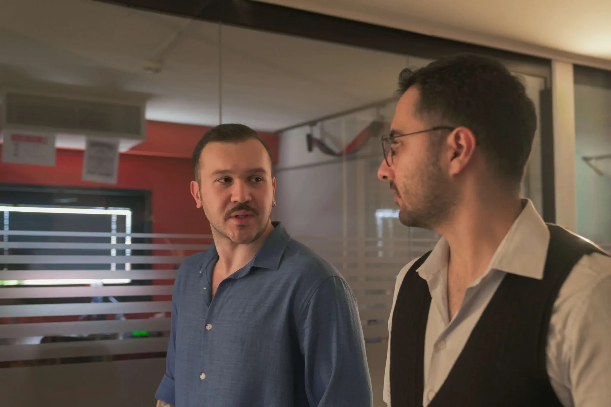 Ürün stratejisti, Neon Apps ofisinde gereksinimleri gözden geçiriyor ve ürün yol haritasını planlıyor.