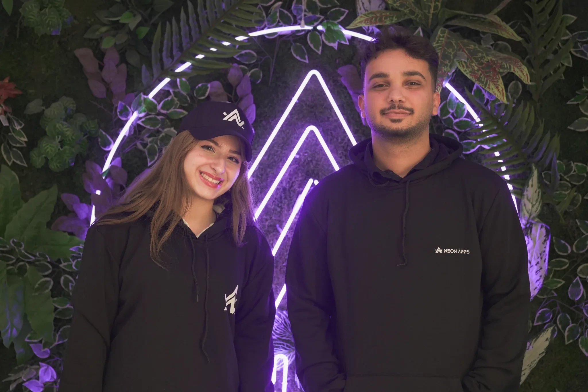 Neon Apps'a özel ekip üyeleri, tam zamanlı proje desteği sunmaktadır.